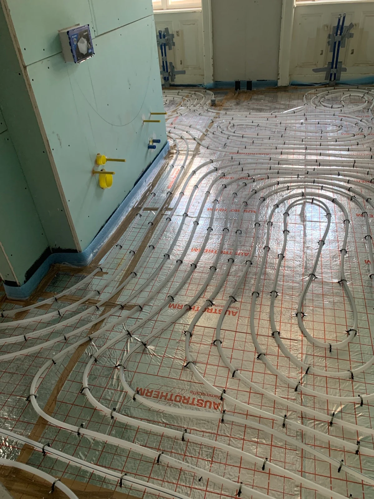 Großflächig verlegte Flächenheizung in einem Neubau