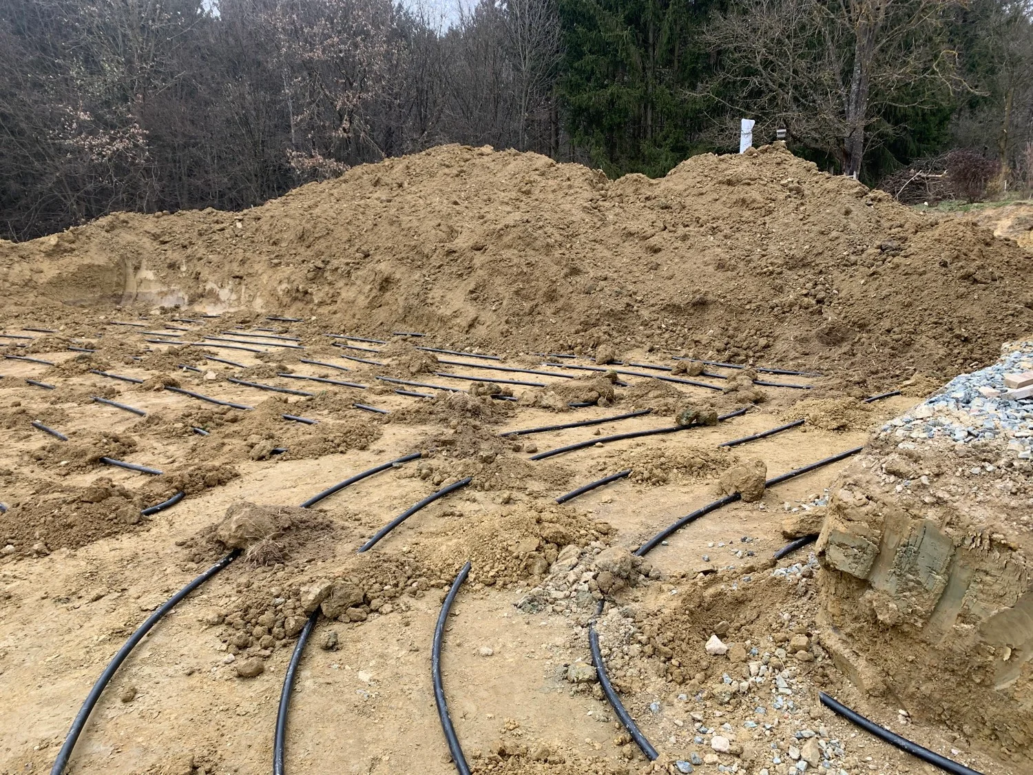 Verlegte Erdkollektor-Leitungen für eine Wärmepumpe im Erdreich